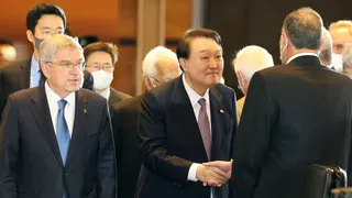 Thomas Bach se enfiou num buraco e não sabe como sair dele