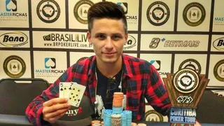 Sorte? Curitibano com destaque online brilha em torneio ao vivo