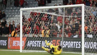 Goleiro Bento comemora primeira decisão por pênaltis com defesa “dois em um”