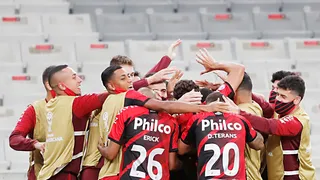 Athletico dá a bola para o Peñarol, corre riscos, mas domina semifinal