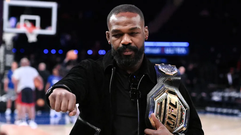 Jon Jones em jogo da NBA. Foto: Icon sport