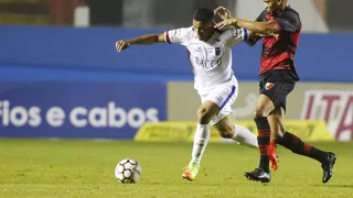 Jogadores do Paraná vestem camisa com mesmo número e causam confusão em jogo