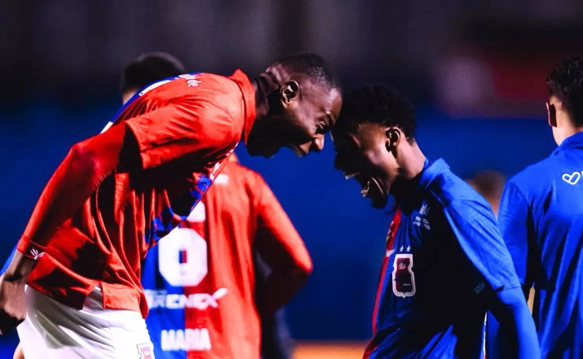 Salazar e Thiaguinho comemoram gol do Paraná Clube na goleada sobre o Toledo pela Segunda Divisão do Campeonato Paranaense.