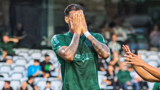 Atacante do Coritiba faz gol contra bizarro em jogo da Série B; assista