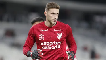 De volta ao Athletico, goleiro Bento fala sobre planos para o futuro