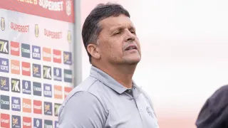 Adversário do Athletico demite técnico antes de decisão na Série B