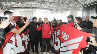 Torcida do Athletico vai até o aeroporto apoiar o time antes de decisão