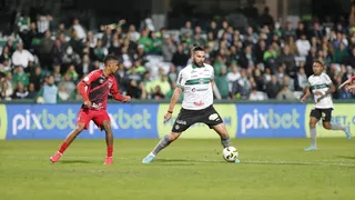 Sem vencer há cinco jogos, Coritiba iguala série de 2021 e fica perto da ZR