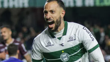 Coritiba avança em volta de centroavante como reforço importante