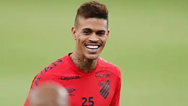 Volante que teve saída polêmica do Athletico acerta com clube da Série A