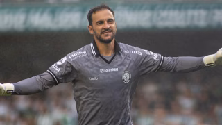 De aposentado, goleiro revelado pelo Athletico vira maior pegador de pênaltis do Brasil