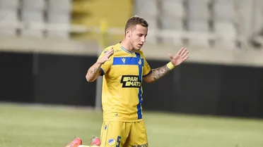 Ex-Paraná, volante lamenta situação do clube e fala sobre adaptação na Europa