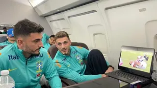 Bento assiste à derrota do Athletico em avião da seleção ao lado de goleiro do São Paulo