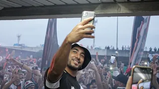 Payet é recebido por cerca de 5 mil torcedores do Vasco no desembarque no Rio