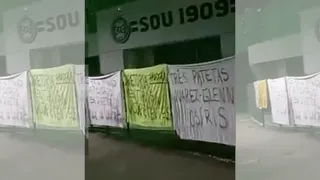 Diretoria do Coxa é alvo de protesto no Couto: “Amadores, mentirosos e incompetentes”