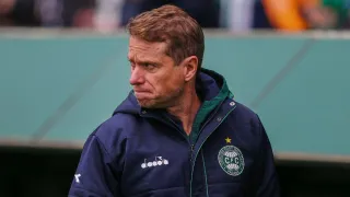 “É ruim pra mim e pro Odair”: Técnico do Coritiba critica data do clássico contra o Athletico