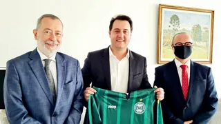 Presidente do Coritiba entrega camisa do clube ao governador Ratinho Júnior