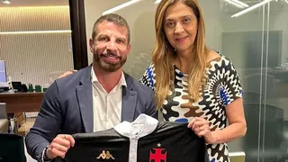 Pedrinho dá camisa do Vasco para Leila e torcida do Palmeiras reage: “Leva ela embora”