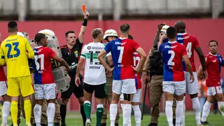 Árbitro explica PM em campo após expulsão do Paraná Clube e relata arremessos de objetos