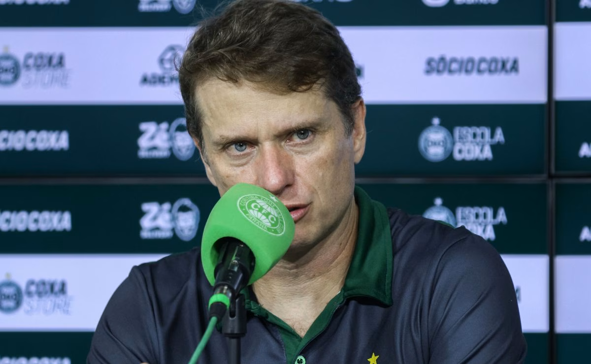 Fernando Seabra concede entrevista coletiva como técnico do Coritiba