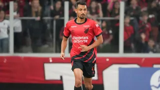 Quem é Lucas Belezi, zagueiro lançado na “fogueira” pelo Athletico