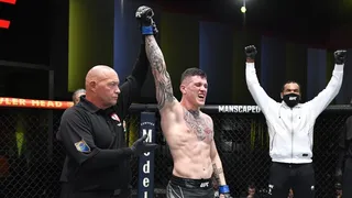 IMAGEM FORTE! Curitibano aplica cotovelada e americano sofre corte profundo no UFC