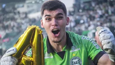 Coritiba deixa escapar título antecipado e volta à Série A com vaias