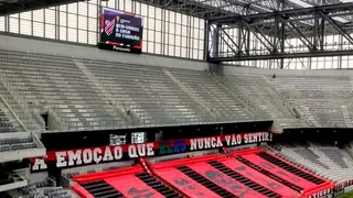 Torcida do Athletico faz provocação antes do Atletiba com faixas na Arena