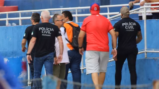 Fotógrafo relata ameaças de torcedor do Paraná; polícia detém torcedores de Athletico e Coritiba por briga