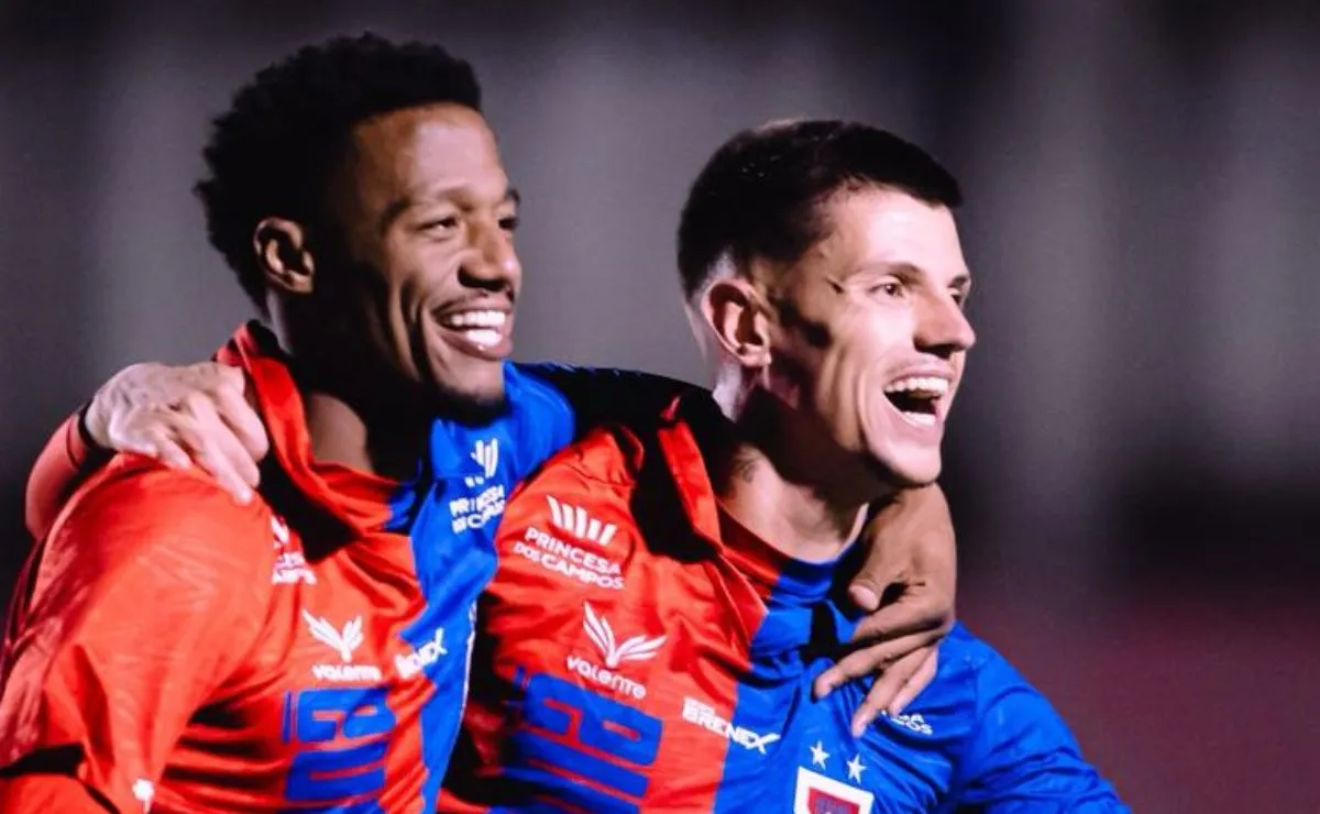 Thiaguinho e Bruno Dip comemoram gol do Paraná Clube na goleada sobre o Toledo pela Segundona Paranaense.
