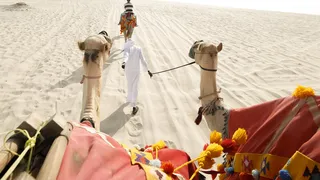Dunas brancas e adrenalina são atrações do deserto no país da Copa
