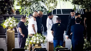 O último adeus: milhares de pessoas acompanham velório de Pelé na Vila Belmiro