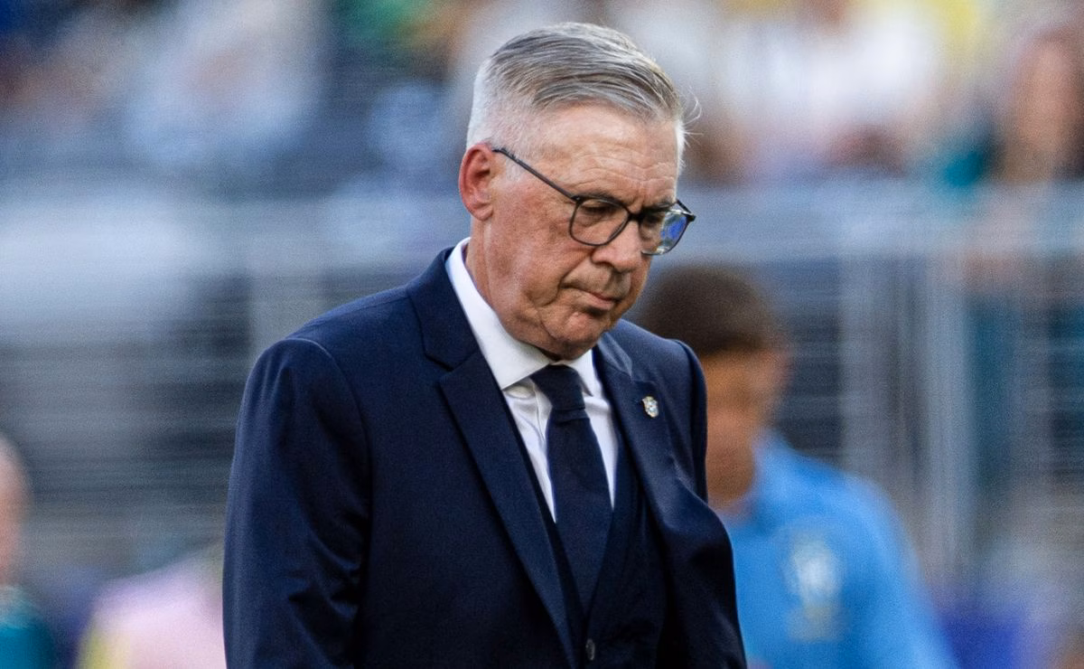 Carlo Ancelotti aparece cabisbaixo após o empate da Seleção Brasileira com o Marrocos na Copa do Mundo.