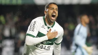 Coritiba dispara na liderança da Série B e fica perto do acesso