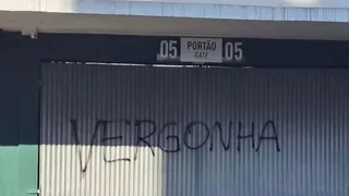 Couto Pereira é pichado em protesto contra péssima fase do Coritiba