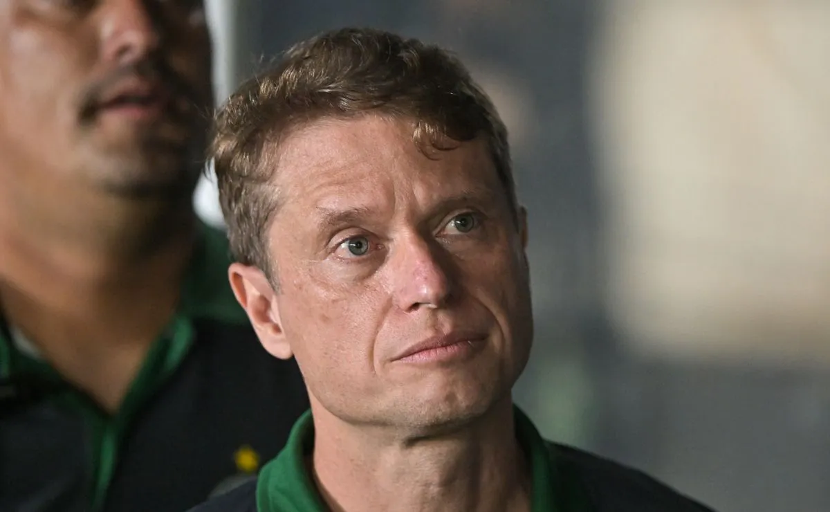 Fernando Seabra no banco do Coritiba durante jogo contra o Vasco