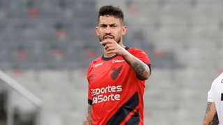 Alvo de clubes brasileiros, zagueiro comenta renovação com o Athletico