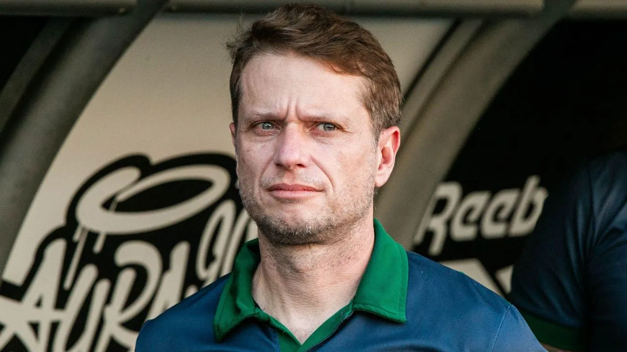 Fernando Seabra orienta o Coritiba à beira do campo durante partida