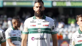 Zagueiro do Coritiba projeta “final” contra o Atlético-GO: “Não estamos onde deveríamos”