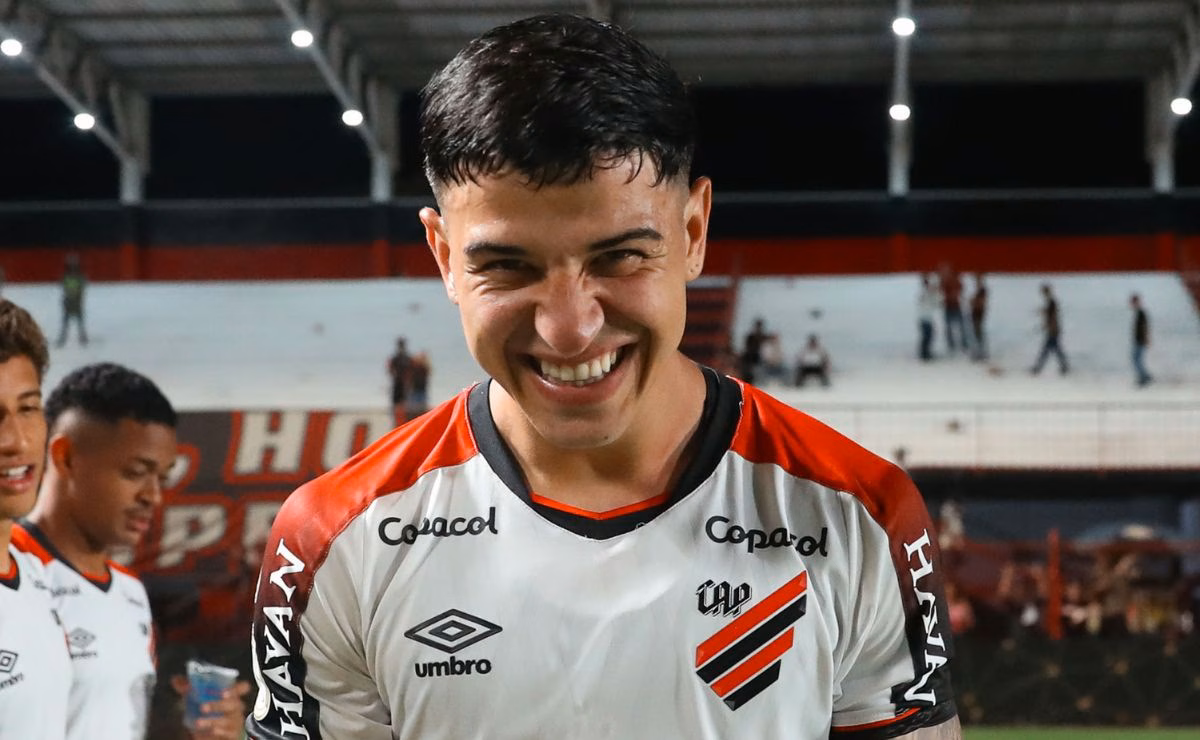 Lucas Esquivel comemora a classificação do Athletico após vitória nos pênaltis sobre o Atlético-GO pela Copa do Brasil.