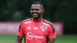 Após tentativa de retorno ao Athletico, Nikão fica no São Paulo