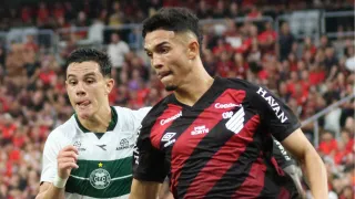Zagueiro de 18 anos lidera estatísticas e se consolida no Athletico