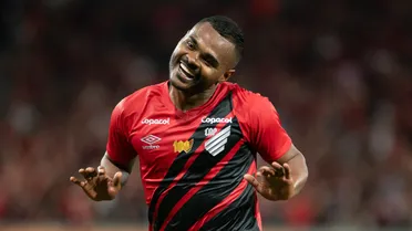 Com ídolos e promessas, Athletico volta a vencer. Agora, missão é evitar vexame do rebaixamento