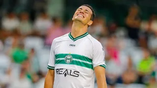 Após passagem frustrada, atacante histórico vai jogar no futebol amador