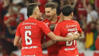 Inter reage duas vezes, vira no fim e bate Grêmio em Gre-Nal eletrizante
