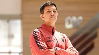 Athletico encaminha acertos com ex-craque do futsal e atacante de rival da Série B