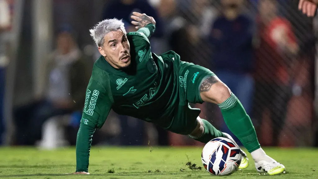 Meia Josué mostrou muita garra na vitória do Coritiba na Série B.
