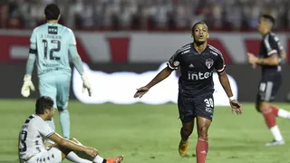 Um grande clube se apequena diante do olhar indiferente de tantos de nós