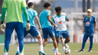 Em Curitiba, seleção brasileira inicia preparação para enfrentar o Paraguai