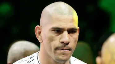 Alex Poatan deixa oficialmente de ser campeão do UFC